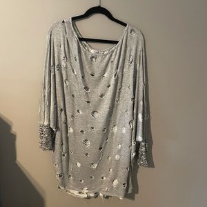 Shredded 3/4 dolman sleeve tunic